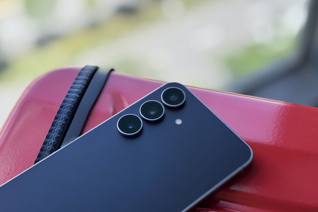Samsung Galaxy S25 FE cameras