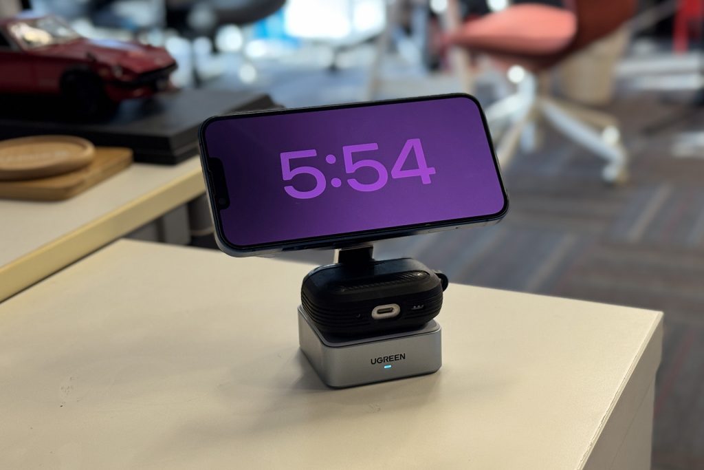 UGREEN MagFlow 2-in-1 Magnetic Wireless Charger (25W)