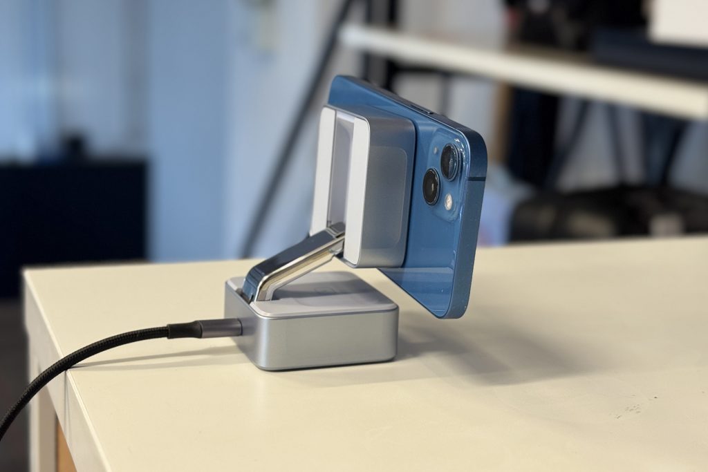 UGREEN MagFlow 2-in-1 Magnetic Wireless Charger (25W)