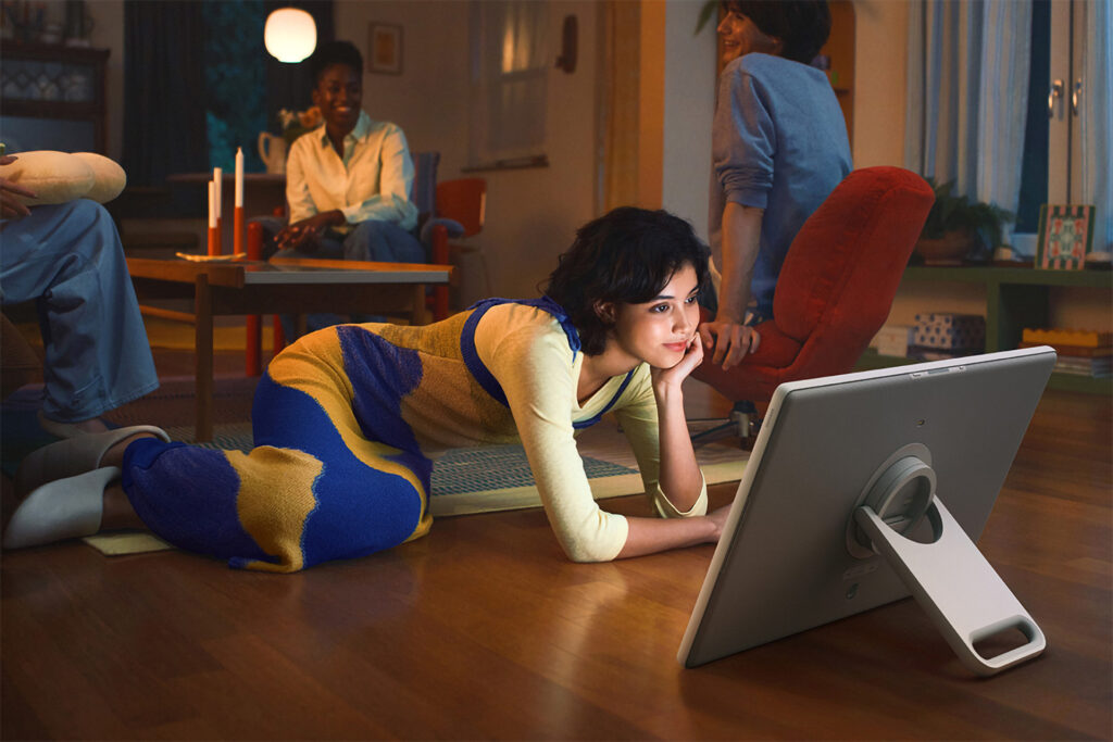 Samsung The Movingstyle portable touchscreen display